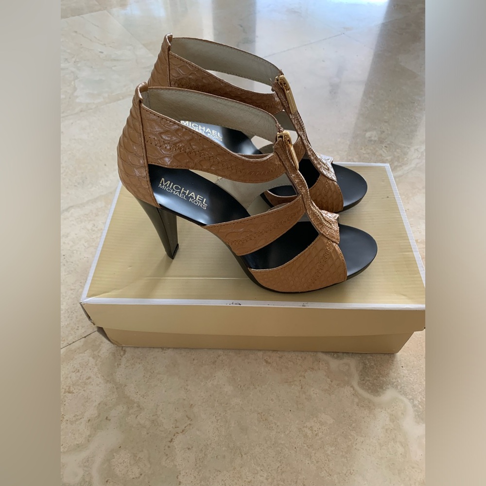 MICHAEL KORS BERKLEY T STRAP HEEL EMBOSSED BROWN LEATHER NIB